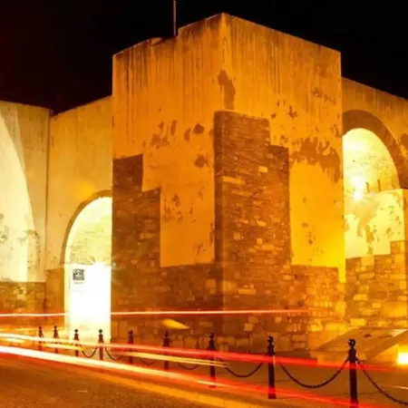 --- No Coracao Das Muralhas De Faro - Na Casa Do Arco Do Repouso Com 6 600M2 - A Alcova Dos Arcos فندق مبيت وإفطار *