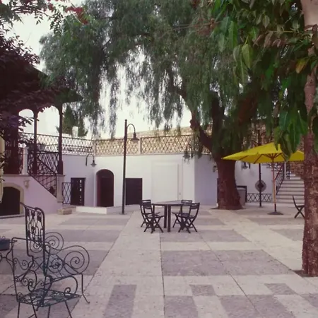 فندق مبيت وإفطار --- No Coracao Das Muralhas De Faro - Na Casa Do Arco Do Repouso Com 6 600M2 - A Alcova Dos Arcos