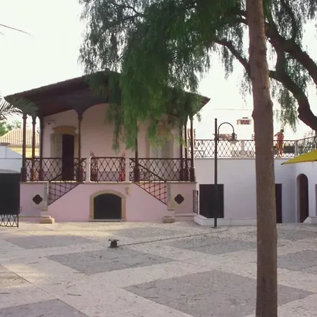 فندق مبيت وإفطار --- No Coracao Das Muralhas De Faro - Na Casa Do Arco Do Repouso Com 6 600M2 - A Alcova Dos Arcos